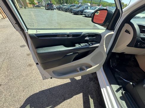 Used 2019 Dodge Grand Caravan SXT FWD image 22