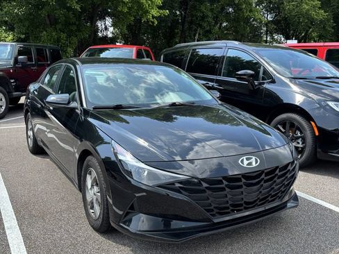 Used 2021 Hyundai Elantra SE FWD image 1