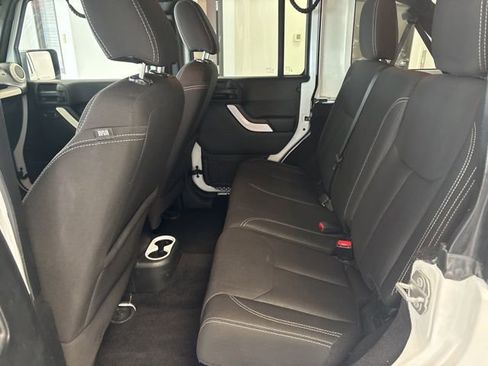 Used 2017 Jeep Wrangler Unlimited Sahara image 19