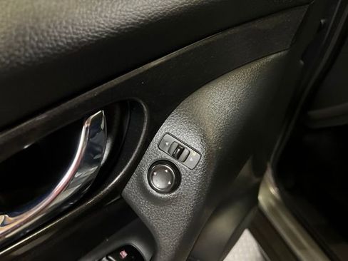 Used 2017 Nissan Rogue SV AWD/4WD image 32