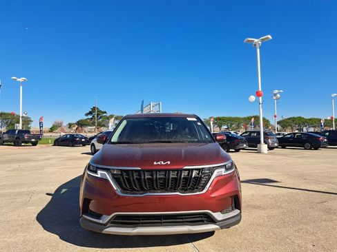 Used 2024 Kia Carnival LX image 2