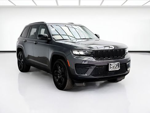Used 2023 Jeep Grand Cherokee Altitude AWD/4WD image 3