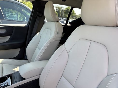 Used 2023 Volvo XC40 B5 Plus w/ Protection Package Premier AWD/4WD image 17