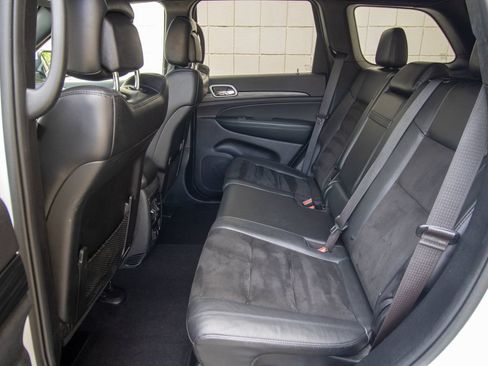 Used 2020 Jeep Grand Cherokee Altitude RWD image 16