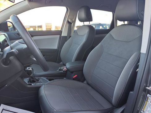 Certified 2022 Volkswagen Taos SE image 11