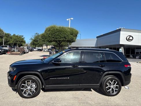 Used 2023 Jeep Grand Cherokee Limited w/ Luxury Tech Group II AWD/4WD image 2