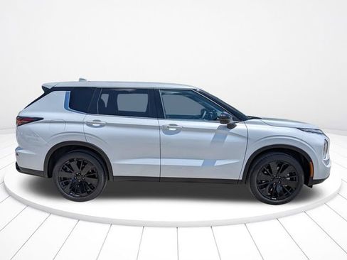 New 2026 Mitsubishi Outlander LE FWD image 3