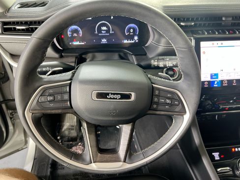 Used 2023 Jeep Grand Cherokee Limited AWD/4WD image 11