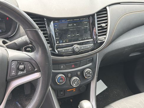 Used 2019 Chevrolet Trax LT w/ Sun & Sound Package FWD image 43