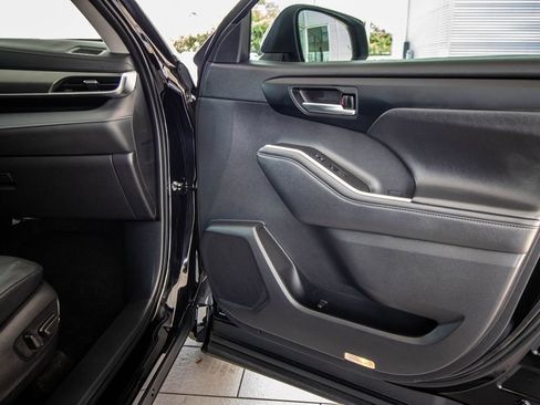 Used 2024 Toyota Highlander XLE FWD image 19