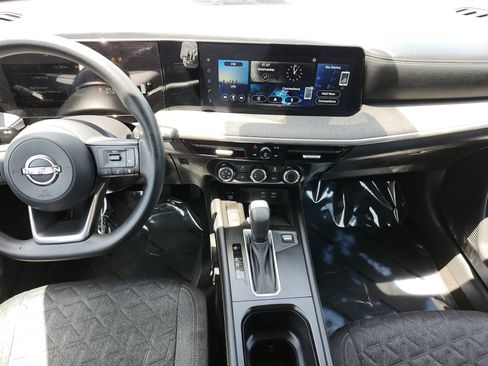 Used 2025 Nissan Kicks SV AWD/4WD image 11