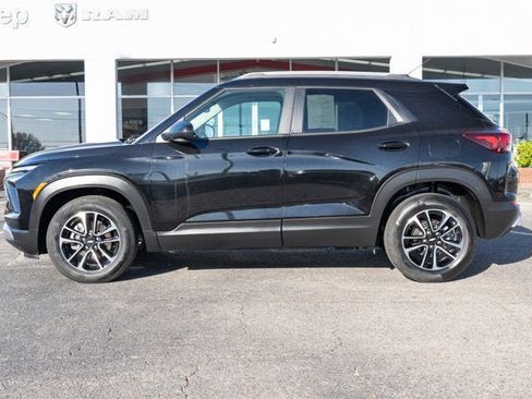 Used 2025 Chevrolet TrailBlazer LT image 2