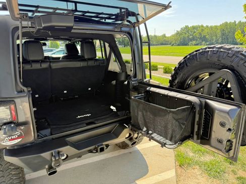 Used 2017 Jeep Wrangler Unlimited Rubicon w/ Connectivity Group AWD/4WD image 21