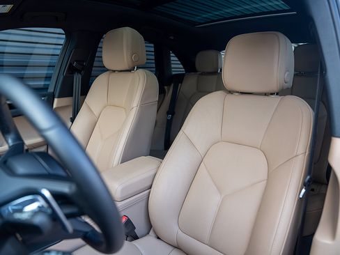 Certified 2025 Porsche Macan AWD/4WD image 5