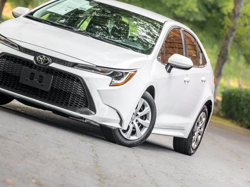 Used 2021 Toyota Corolla LE FWD image 24