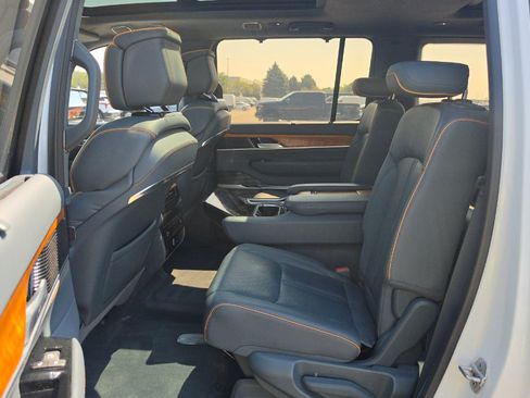 Used 2022 Jeep Grand Wagoneer Series II w/ Premium Group II AWD/4WD image 16