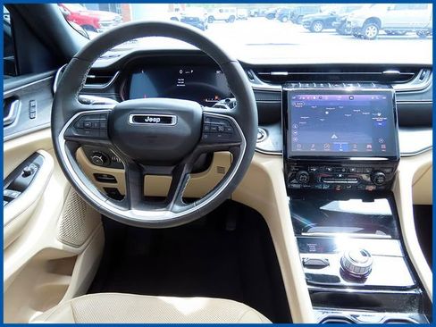 Used 2023 Jeep Grand Cherokee L Limited w/ Luxury Tech Group II AWD/4WD image 12