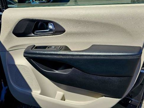 Used 2019 Chrysler Pacifica Limited FWD image 38
