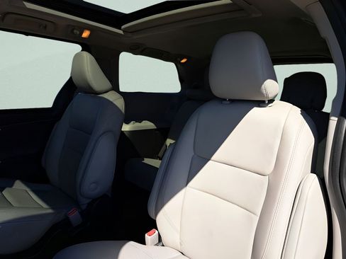 Used 2018 Toyota Sienna Limited Premium w/ Carpet Mat Package image 8