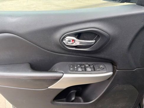 Used 2017 Jeep Cherokee Trailhawk w/ Cold Weather Group AWD/4WD image 14