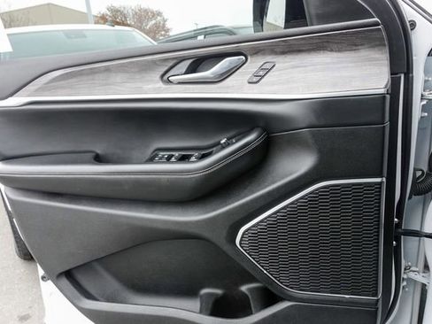 Used 2022 Jeep Grand Cherokee Limited image 13