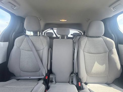 Used 2025 Toyota Sienna LE FWD image 9