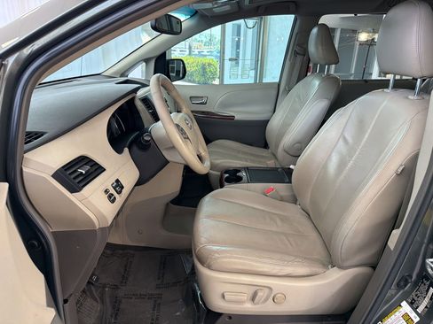 Used 2011 Toyota Sienna XLE FWD image 5