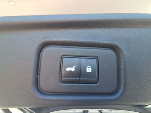 Used 2025 Nissan Pathfinder SV image 13