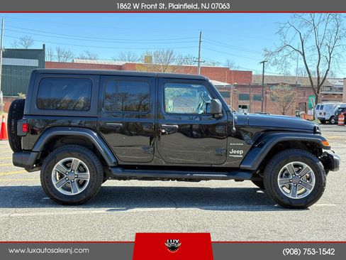 Used 2018 Jeep Wrangler Unlimited Sahara w/ Dual Top Group AWD/4WD image 8