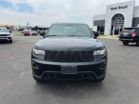 Used 2018 Jeep Grand Cherokee Laredo AWD/4WD image 2