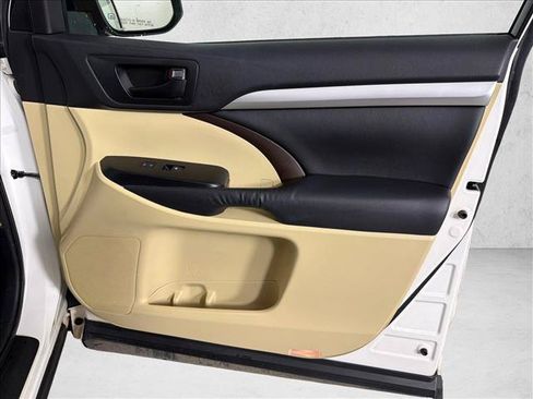 Used 2015 Toyota Highlander Plus FWD image 14