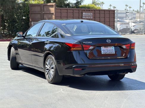 Used 2025 Nissan Altima 2.5 SV FWD image 5