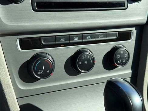 Used 2015 Volkswagen Golf S image 22