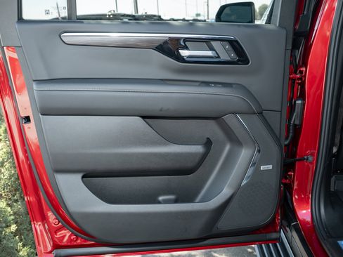 New 2025 Chevrolet Suburban Premier image 40