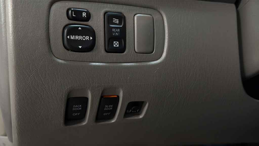 Used 2004 Toyota Sienna XLE w/ XLE Pkg 14 FWD image 24