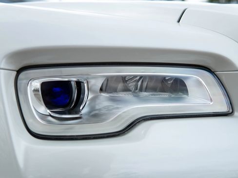 Used 2017 Rolls-Royce Dawn RWD image 32