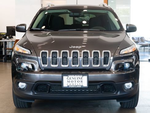 Used 2017 Jeep Cherokee Latitude w/ Comfort/Convenience Group AWD/4WD image 2