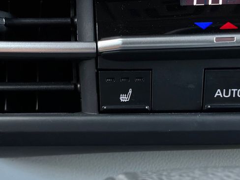 Used 2025 Toyota Sienna XLE FWD image 35