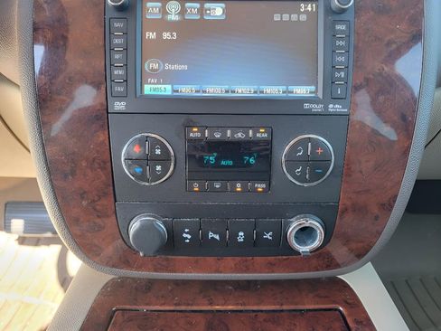 Used 2014 Chevrolet Suburban LTZ AWD/4WD image 23
