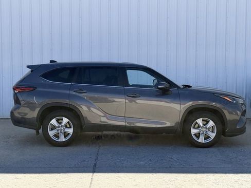 Used 2024 Toyota Highlander LE image 3