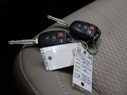 Used 2015 Toyota Corolla LE FWD image 13