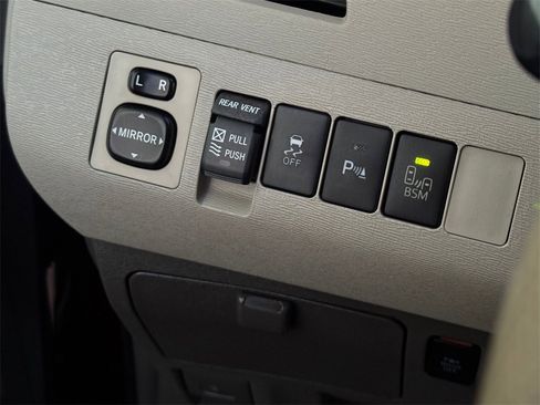 Used 2014 Toyota Sienna XLE image 32