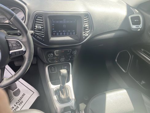 Used 2019 Jeep Compass Latitude FWD image 16