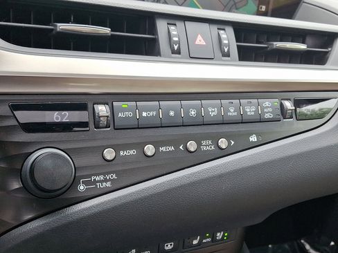 Used 2020 Lexus ES 350 Ultra Luxury w/ Accessory Package FWD image 16