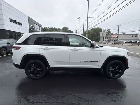 Used 2022 Jeep Grand Cherokee Altitude AWD/4WD image 9