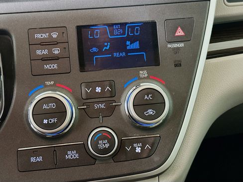 Used 2020 Toyota Sienna XLE image 19