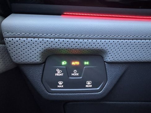 Used 2024 Volkswagen Atlas Peak Edition SE image 28