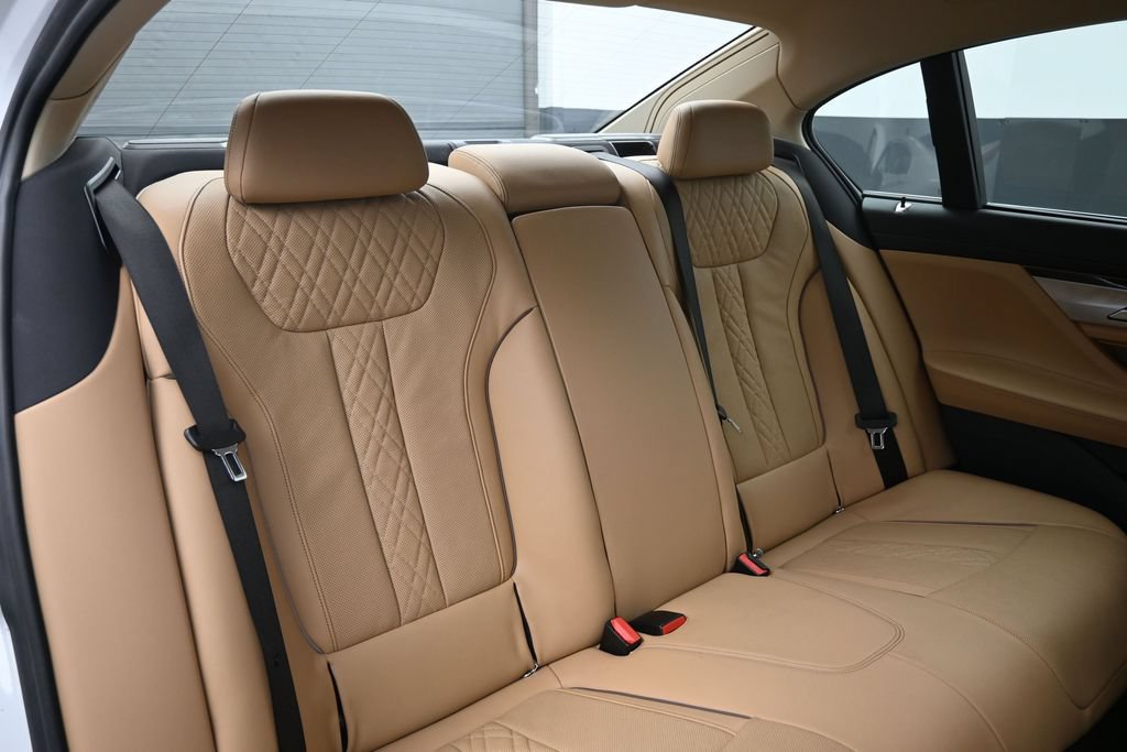 Used 2019 BMW 750i w/ Executive Package RWD image 26