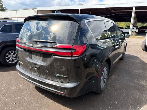 Used 2024 Chrysler Pacifica Limited FWD image 4