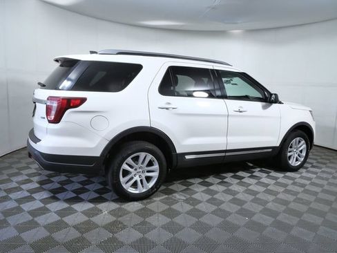 Used 2018 Ford Explorer XLT AWD/4WD image 8